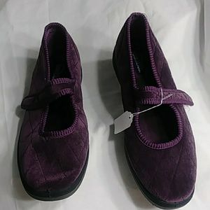 New 9.5  (W) Womens Foamtreads Quilted Shoe